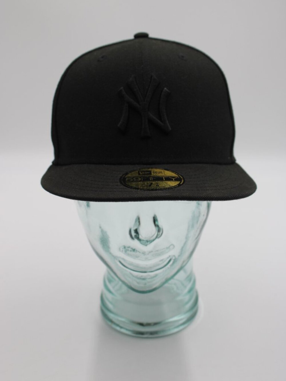 New Era 59Fifty New York Yankees Fitted Hat Black on Black Size 7 1/8 MLB Cap